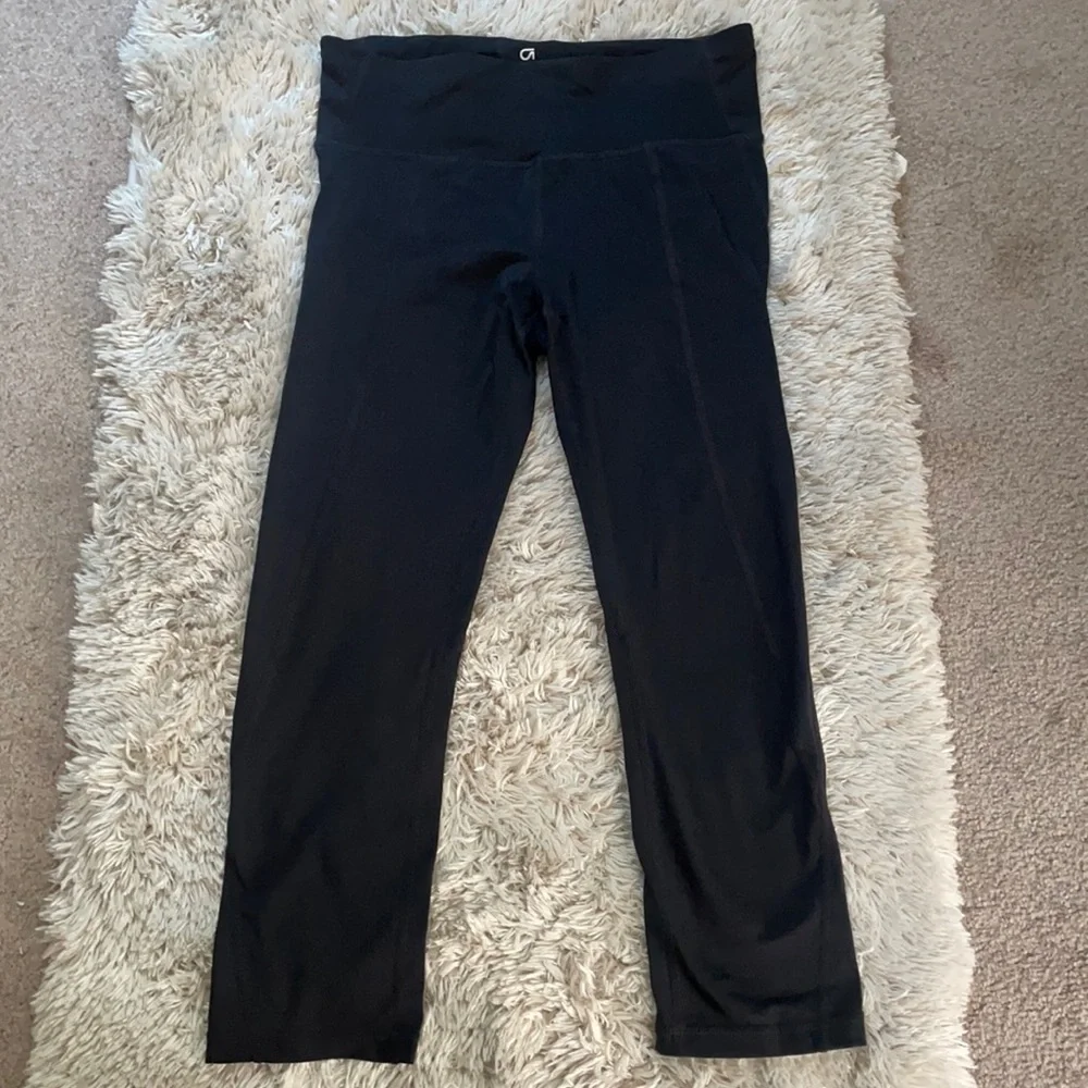 Gap fit size small black cropped workout leggings